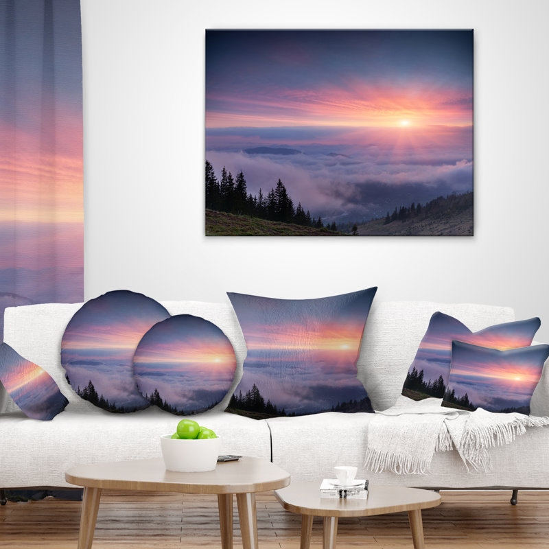 Coussin lombaire de couleur du soleil au ciel sur les montagnes