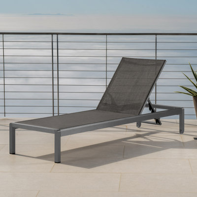 Charmante chaise longue avec coussin Cape Coral Kd, idéale pour se détendre près de la piscine et du patio, offrant confort et commodité