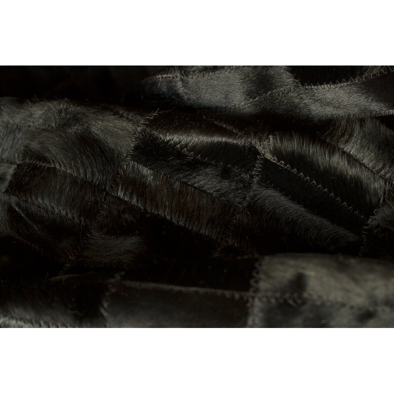 Tapis noir en peau de vache Sarthak, 5 pi x 8 pi