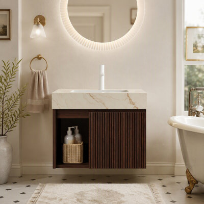Meuble-lavabo avec rangement suspendu, comptoir en pierre frittée couleur crème veinée or, lavabo en céramique et fini noyer.