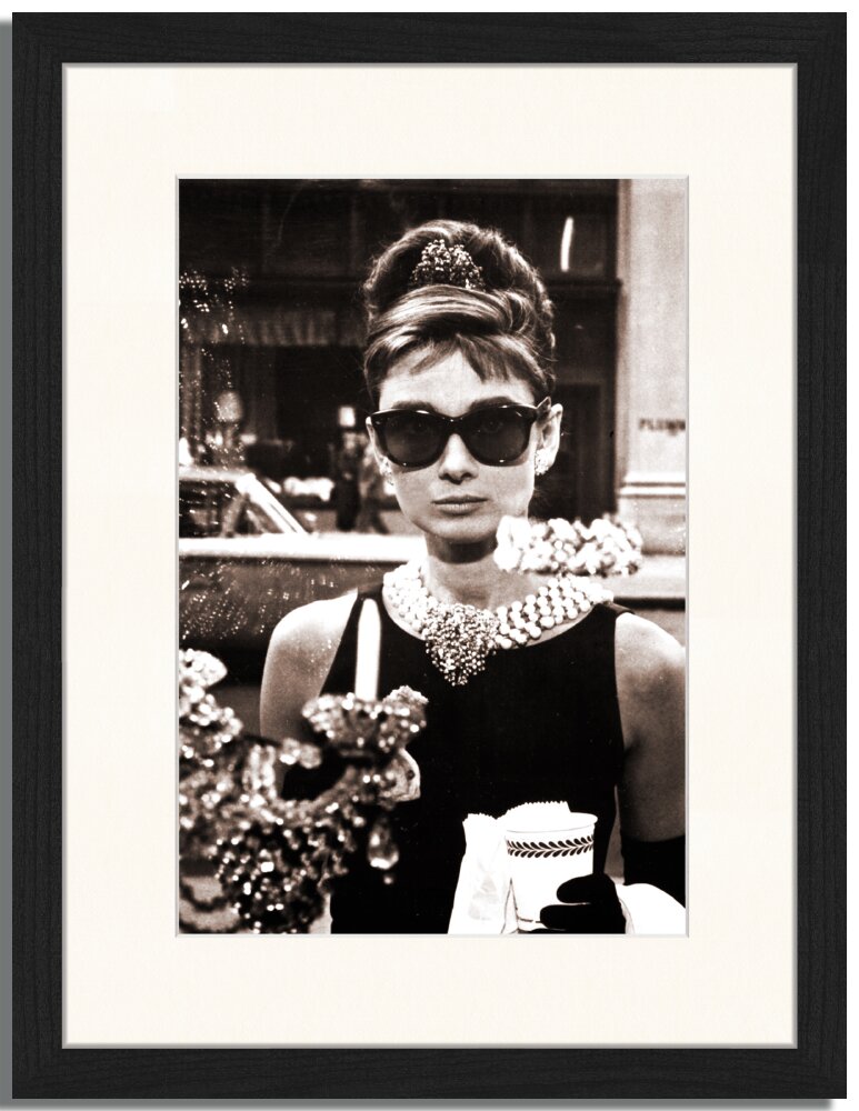 Gerahmtes Poster Audrey Hepburn an Tiffanys Fenster