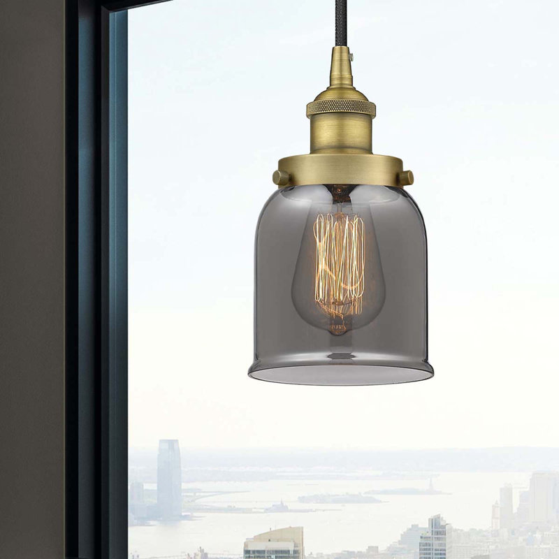 Bell - Mini luminaire suspendu 5 po à 1 lumière - Finition laiton brossé - Abat-jour fumé clair, H 9,5 po x l 5 po x P 5 po