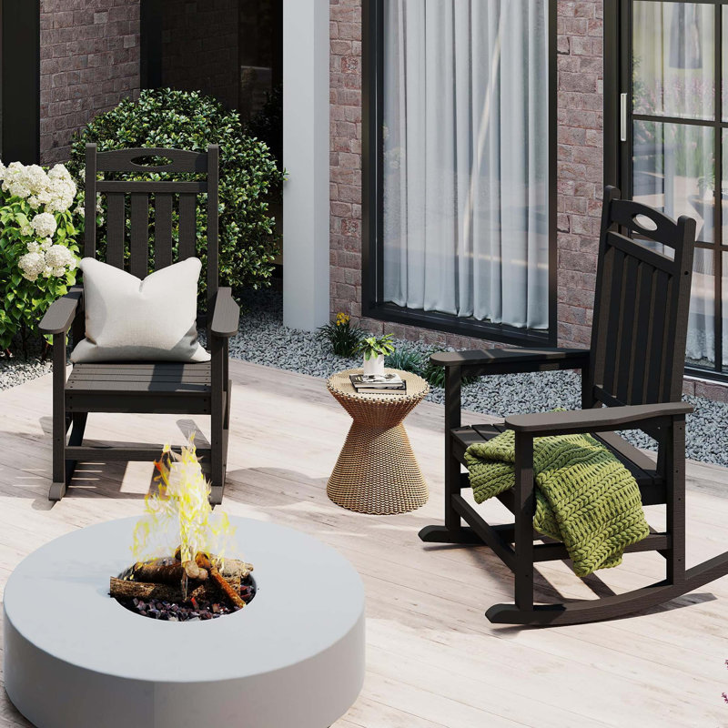 Ensemble de fauteuils à bascule surdimensionnés pour adultes, en polyéthylène haute densité (PEHD) avec système anti-basculement.