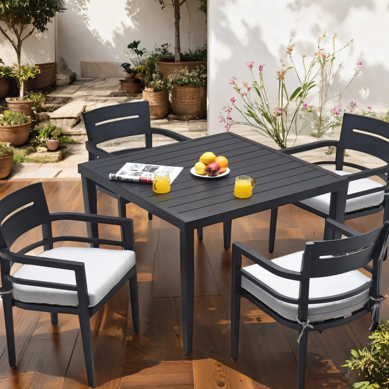 Table carrée de 40 po avec trou pour parasol et 4 chaises en tissu Ember Black