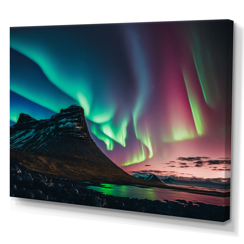«Northern Lights Reflection On The Water III», reproduction sur toile, H 24 po x l 32 po x P 1 po, Toile tendue