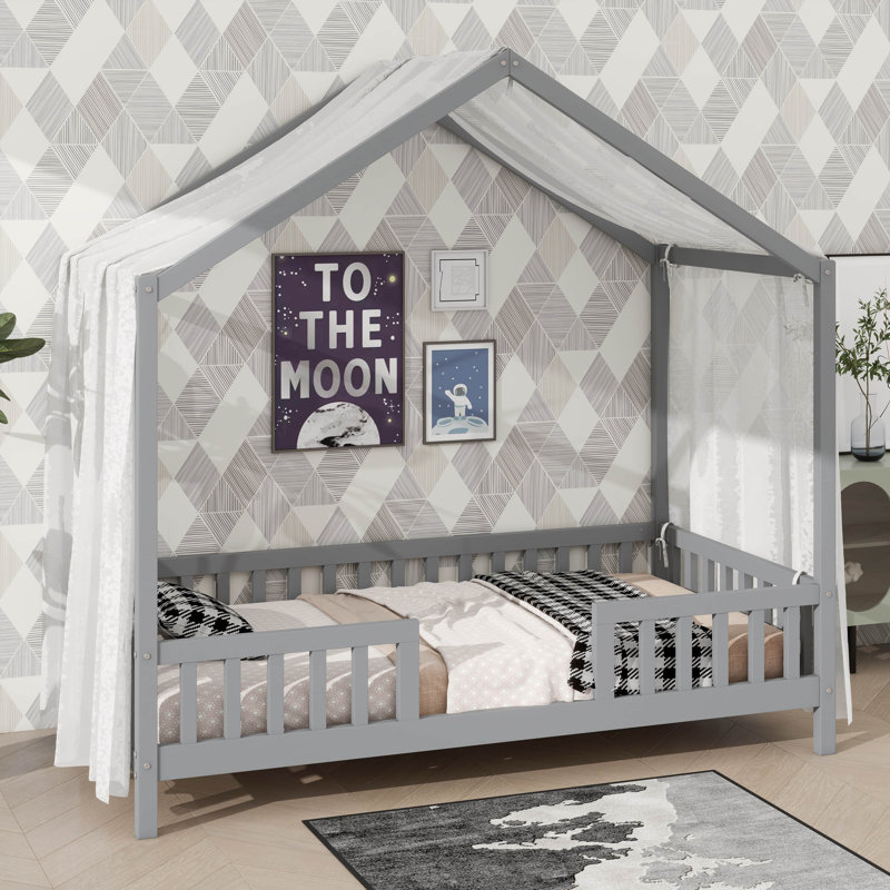 Lit sur pied avec auvent, structure en forme de maison et rails latéraux surélevés, lit en bois au design inspiré du toit