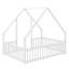 Lit surdimensionné en bois inspiré d'une maison avec clôture et garde-corps-557153560