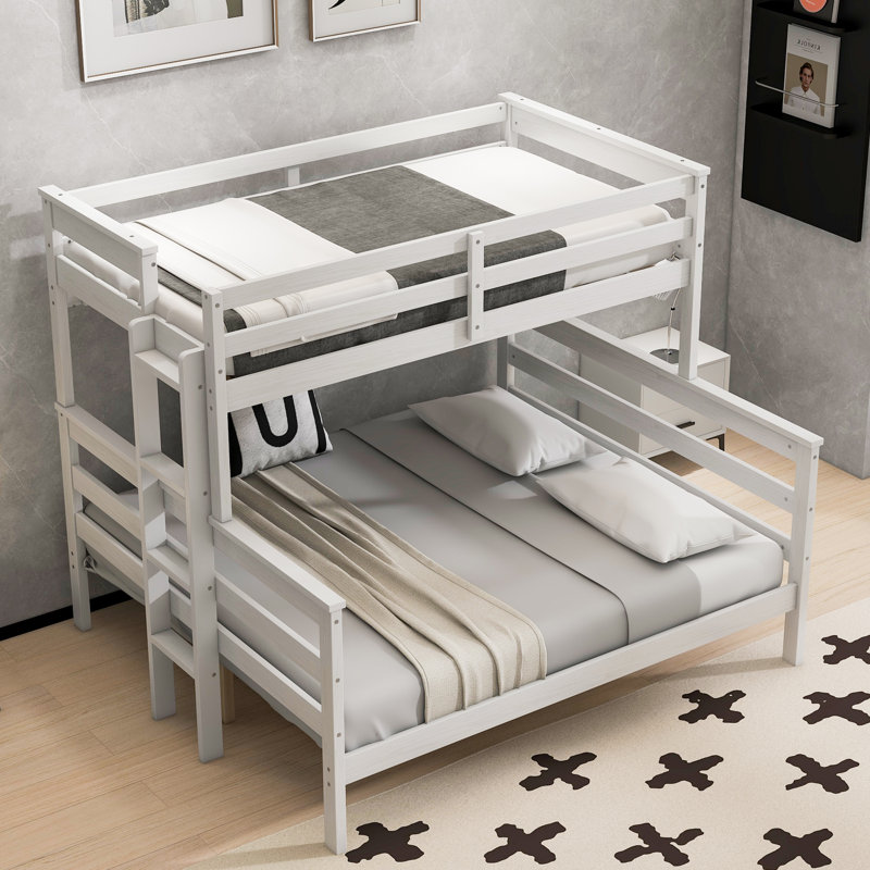 Lit simple superposé simple au-dessus de grand lit en bois avec échelle, structure de lit peu encombrante, blanc