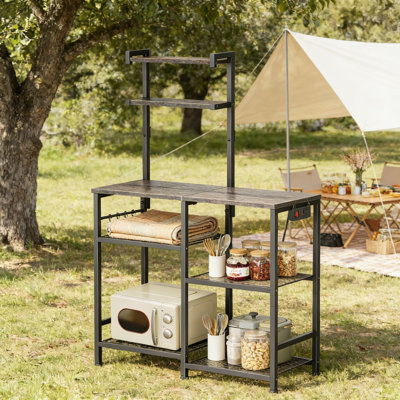 Étagère de cuisine avec prise de courant, support pour micro-ondes avec tablettes réglables, station de café avec rangement et crochets, structure en métal robuste