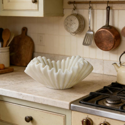 Grand comptoir de cuisine à bol décoratif - table basse blanche de 11 po à décor de bol de centre de table à volants festonnés et élégants à bord ondulé, parfait pour la pendaison de crémaillère et le cadeau de mariage 11 * 11 * 4,4 pouces