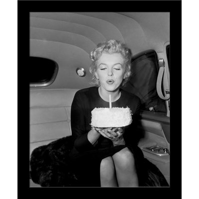 Marilyn Monroe Happy Birthday to Me - Blowing Candle on Cake - reproduction de photo sur papier encadrée