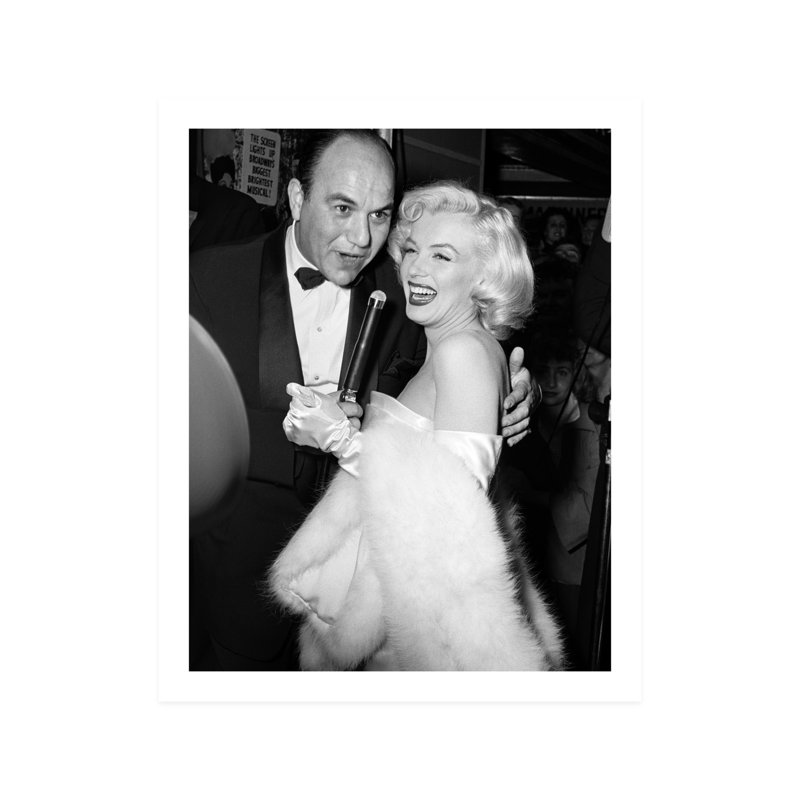 Marilyn Monroe souriant avec microphone - photographie, Sans cadre,  L 8 po x H 10 po x P 0,1 po