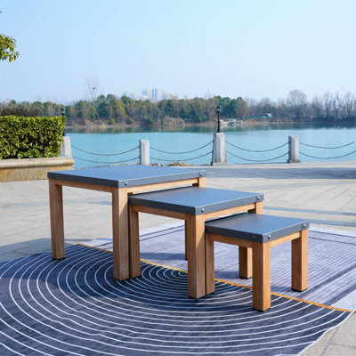 Ensemble de 3 tables d'appoint carrées d'extérieur en aluminium - Plateaux gris anthracite avec pieds en bois de teck - Tables gigognes antirouille