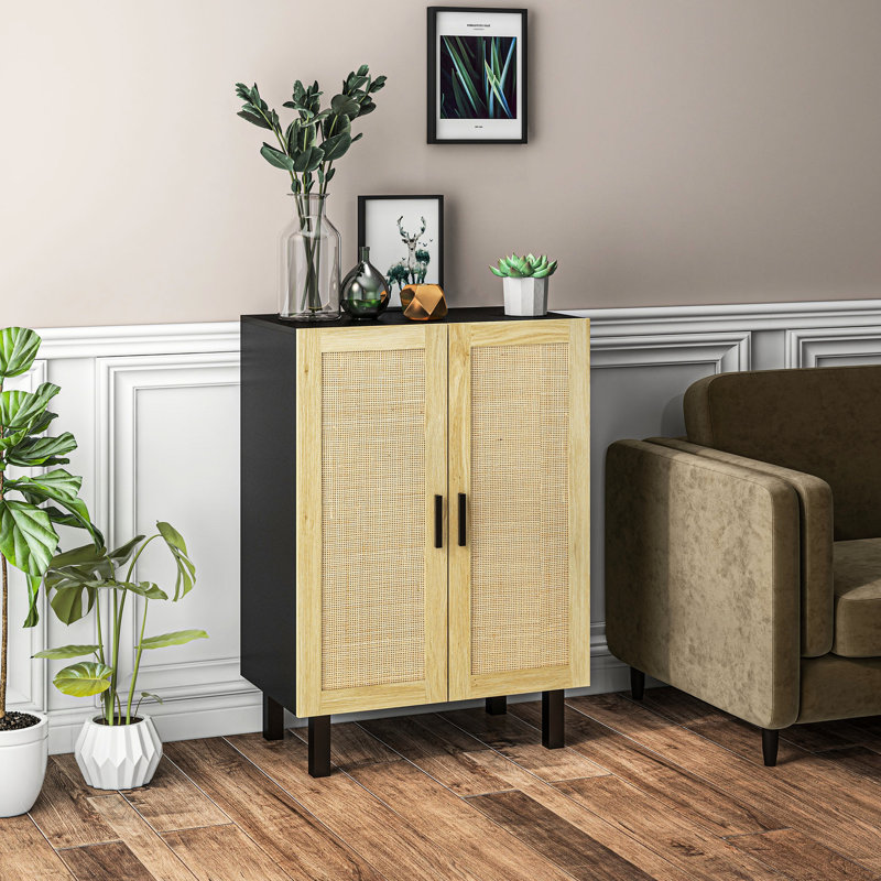 Armoire d'entrée avec décor de porte, tablettes réglables, portes de cuisine noires et naturelles Optimisation de l'espace