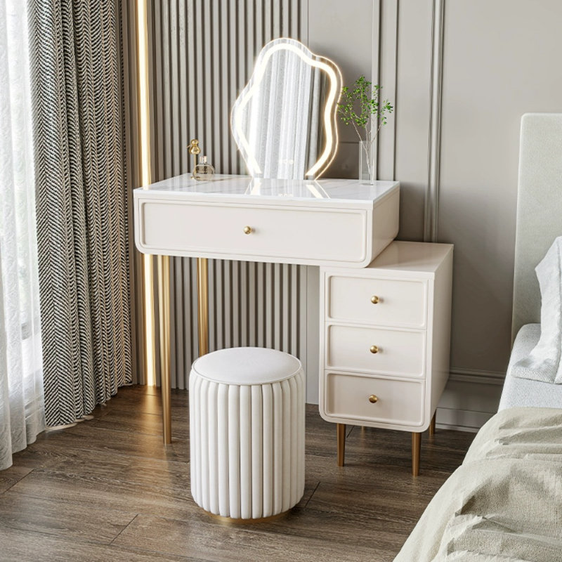 Hyannis, Off White