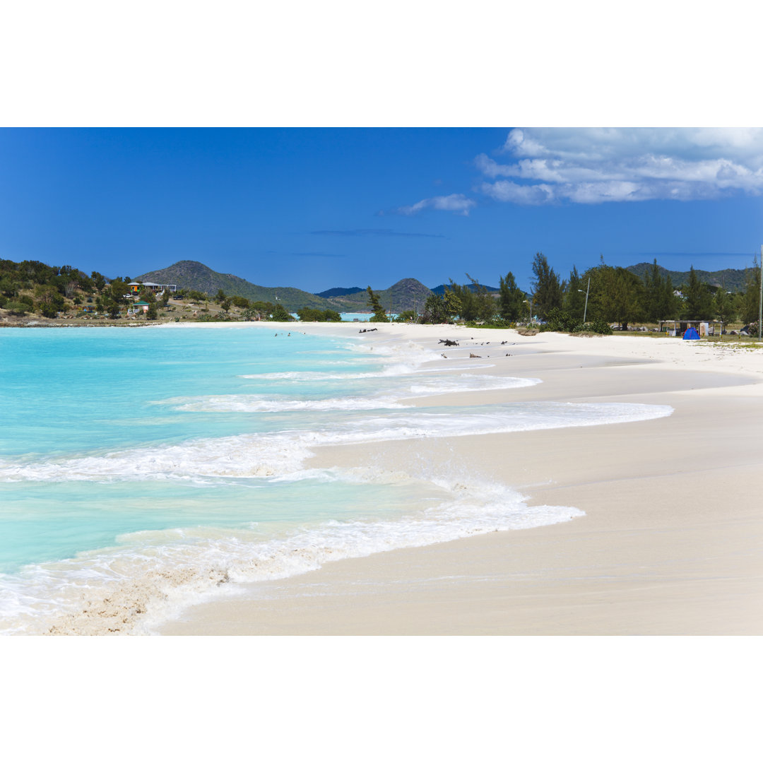 Karibischer Strand mit blauem Himmel von MichaelUtech - Druck