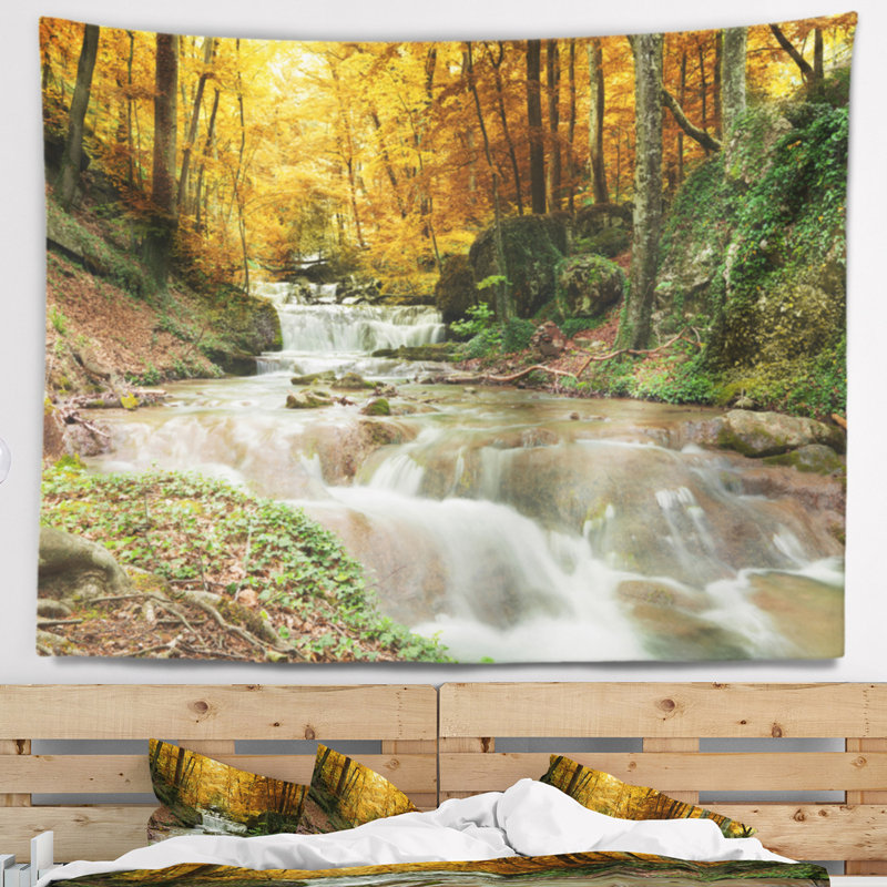 Cascade forêt paysage avec tapisserie jaune et suspension murale, H 78 po x l 92 po