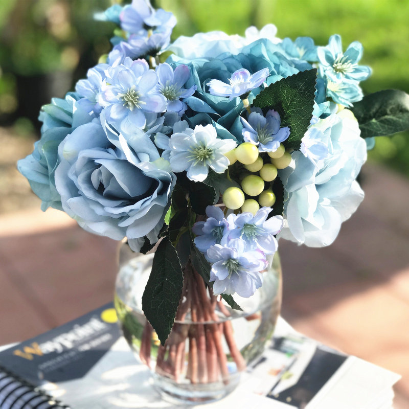 Arrangement floral de roses artificielles et d'hortensias dans un vase, Bleu ciel