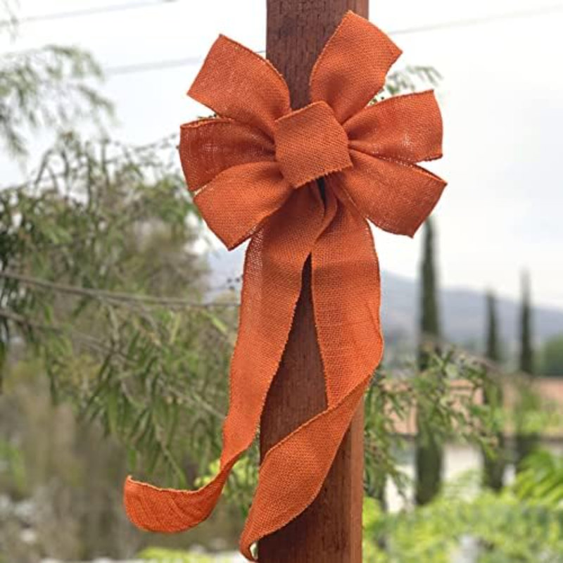 Couronne en ruban de jute orange avec nœud - 25 cm de large, 45 cm de long (longueur des pans), idéale pour la Saint-Patrick, Pâques, le printemps, l'Halloween, l'automne, l'Action de grâce, la décoration de porte d'entrée, le style champêtre, l'été et Noël. Parfait pour la Saint-Patrick, Pâques, le printemps, l'Halloween, l'automne, l'Action de grâce, la décoration de la porte d'entrée, le style champêtre, l'été et Noël.