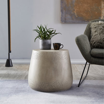 Charmante table d'appoint en béton avec une forme de tambour unique pour les espaces élégants