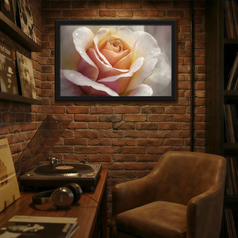 Plantes et fleurs rose tendre avec gouttelettes d'eau, H 12 po x l 18 po