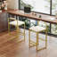 Ensemble de 2 tabourets de bar pour îlot de cuisine - structure moderne en métal doré avec revêtement en velours blanc éclatant, hauteur comptoir