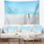 Paysage avec appareil photo numérique et trépied sur une tapisserie de plage-28508532