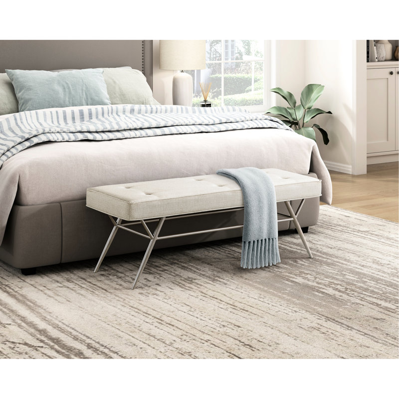 Banc moderne rembourré beige avec capitonnage à boutons, pieds en fer de couleur champagne, siège confortable pour banc contemporain et siège rembourré en mousse texturée, finition champagne, charge de 300 lb