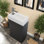 Meuble-lavabo noir et blanc encombrant et lavabo en céramique pour salles de bain modernes