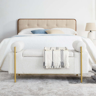 Élégant banc de rangement rembourré avec accoudoirs cylindriques et pieds en fer pour la chambre à coucher du couloir