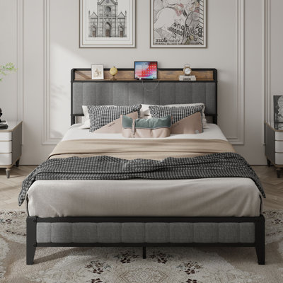 Lit plateforme tapissier pleine grandeur avec station de charge, lattes en métal, tête de lit grise, aucun sommier requis, gris