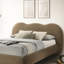 Très grand lit brun oriental avec pieds en bois rembourrés et bouclés, style contemporain-378447449-378447451