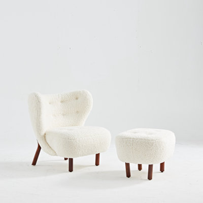 Tissu Sherpa blanc, pieds en bois brun, fauteuil avec accoudoirs sans oreilles et repose-pieds