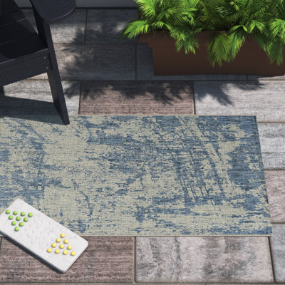 Tapis intérieur / extérieur bleu / sable Adilynn