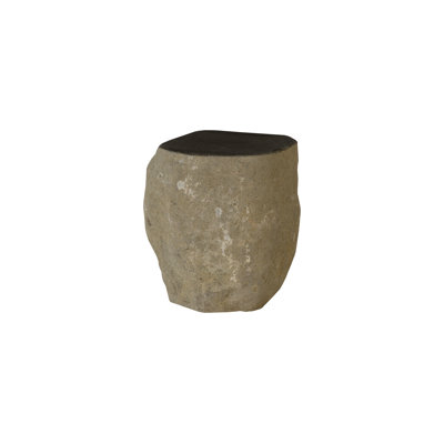Tabouret en pierre de rivière, à noyau
