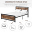 Structure de lit grand avec tête de lit à grain de bois foncé - Base de lattes de style industriel en métal noir, sans sommier