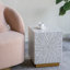 Tabouret d'appoint 14 po x 14 po x 18 po avec finition coquille de Capiz blanc et base piédestal dorée