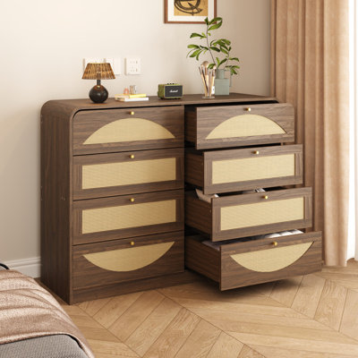 Commode 8 tiroirs noyer avec panneaux en rotin, commode boho moderne avec boutons dorés pour la chambre à coucher et le salon