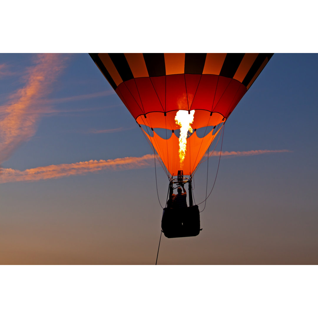 Leinwandbild Heißluftballonfahrt bei Sonnenuntergang