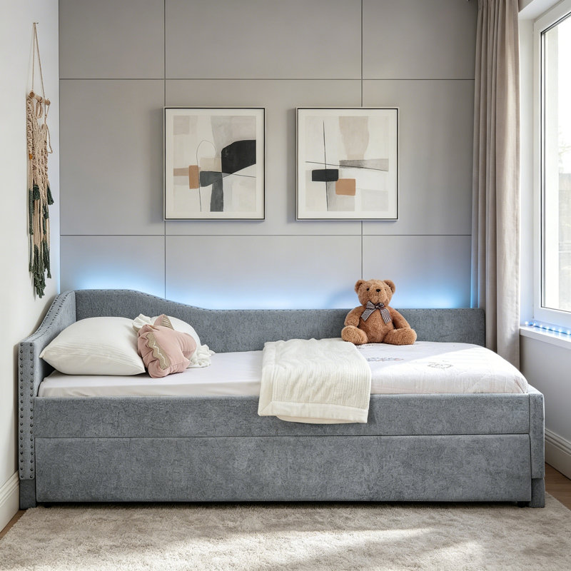 Lit de jour courbé à dossier arrondi et rembourré avec garniture cloutée rétro, tissu chenille, lit gigogne escamotable et port USB pour un confort et une commodité modernes.