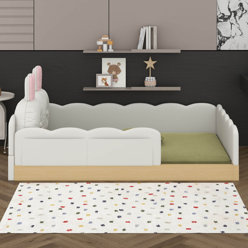 Lit simple mignon au sol avec lattes de soutien, lit plateforme tapissier en velours avec coussins et sacs de rangement