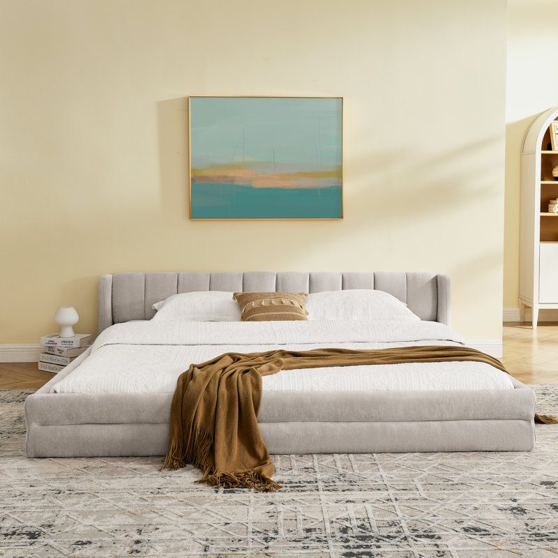 Très grand lit confortable, revêtement en chenille, style maison moderne