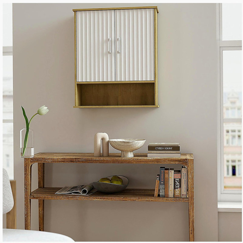Armoire murale de salle de bain avec porte double, tablette inférieure, portes à motifs ondulées, tablette intérieure réglable, installation facile, bois blanc et naturel