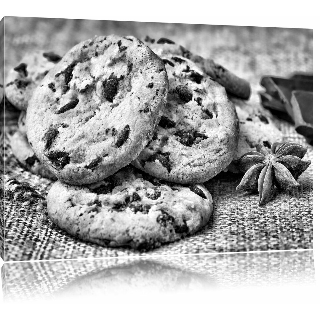 Leinwandbild Süße Cookies mit Schokostückchen in Monochrom