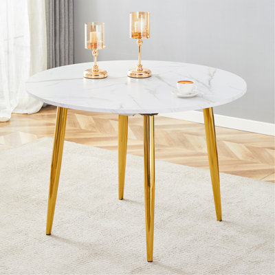 Doté d'un mécanisme rétractable intelligent, le plateau de table en panneau de fibres à densité moyenne à motif blanc et les pieds en métal doré offrent une surface lisse et délicate. Le look unique crée la silhouette élégante d'une maison moderne.