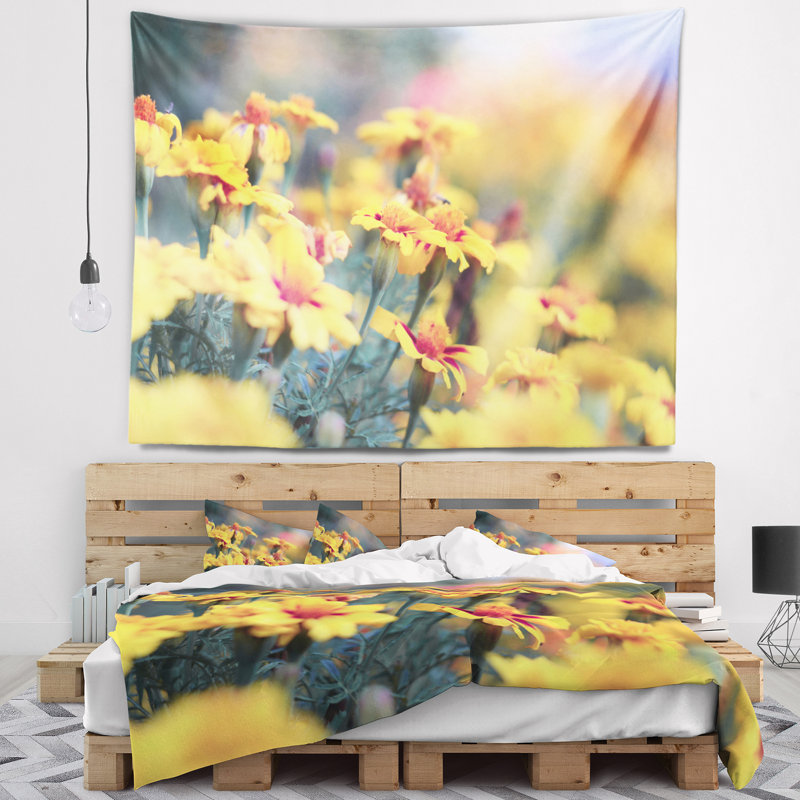 Tapisserie florale jaune et jaune souci, H 32 po x l 39 po