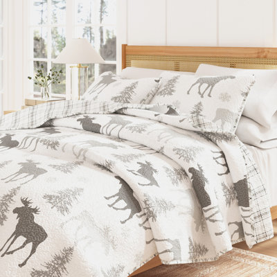 Moose Printed Reversible Patchwork Quilt Set with Shams