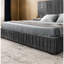 Cadre de grand lit gris foncé avec revêtement en chenille plissée, structure solide, table de chevet et lampes réglables à angle pour rafraîchir la chambre à coucher, tête de lit agrandie, design et éclairage-133000690