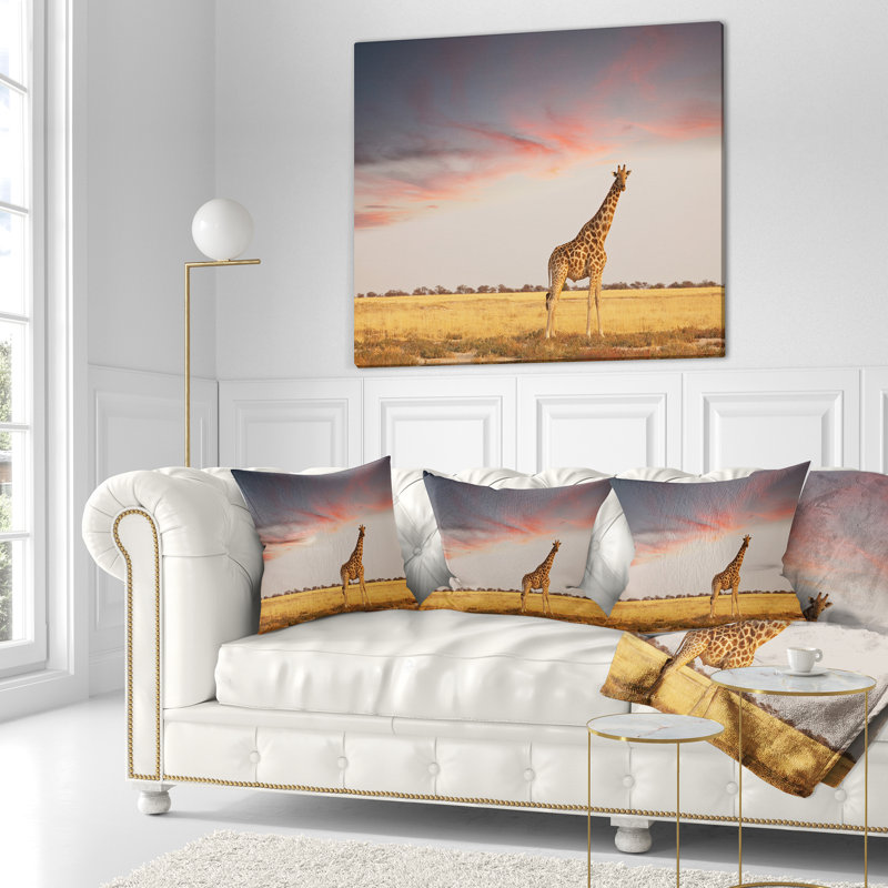 Simple girafe dans la savane - Coussin imprimé animal, 18 po x 18 po, Coussin décoratif