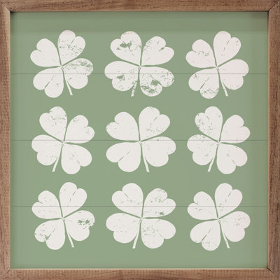 Neuf trèfles verts